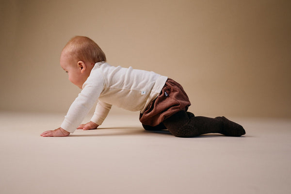 Non slip crawling tights with grip for babies and toddlers Organic Cotton - Chocolate